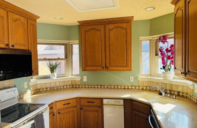 Scarlet Oak Home - 3BR and 2BA