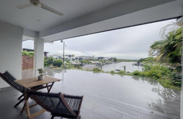 Scenic 5 Bed Riverview Classic and Relaxing Escape