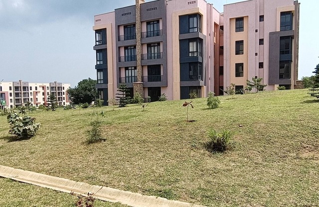 Scenic and Serene, Lakeside 3 bedroom Apartment. 20 mins to Airport/Kampala