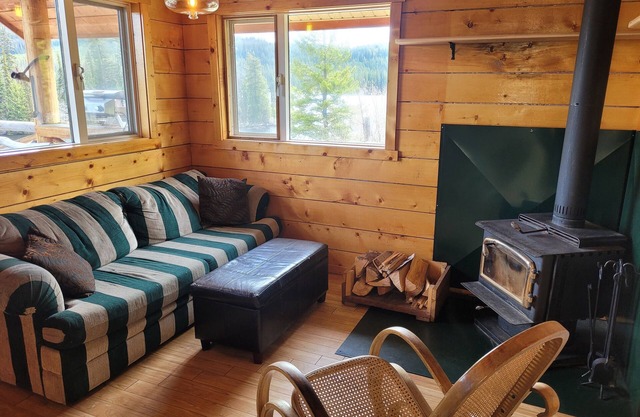 Scenic cabin overlooking Oyama Lake. Big deck. Pet-friendly!