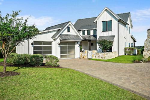 Scenic Lake Travis Farmhouse - Pickleball - BBQ