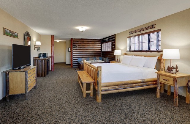 Scenic Moline Stay - Bike Path Access, Pool & Fitness Center, Parking