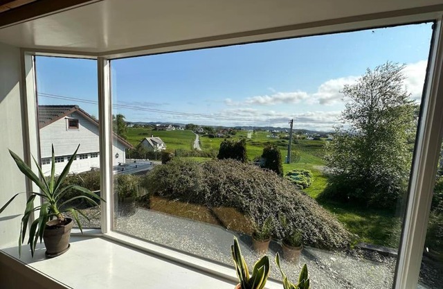Scenic Norwegian Getaway - Cozy Home w Garden & All-Day Sun