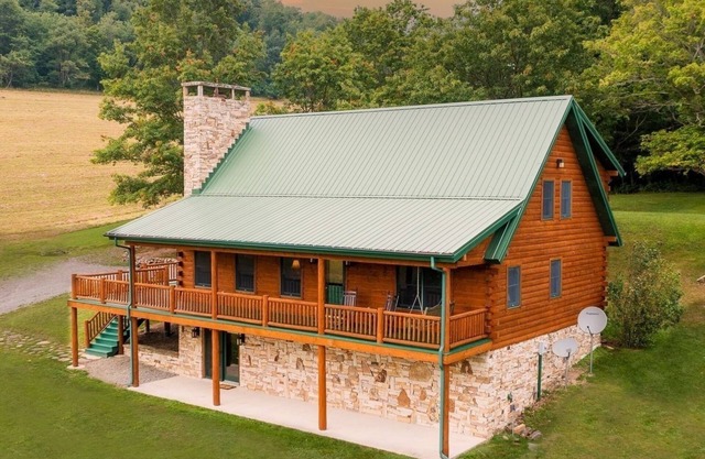 Scenic Solitude Awaits at Mountain Ridge Retreat