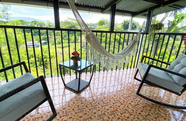Scenic Studio Retreat: Haven for Digital Nomads
