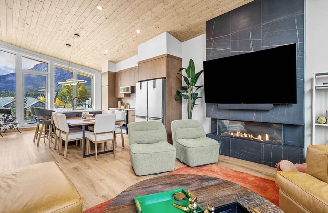 Scenic Views in a Luxurious Townhouse