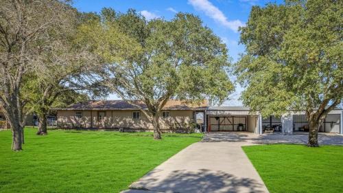 Schertz Country Farmhouse on 1 acre with Gameroom