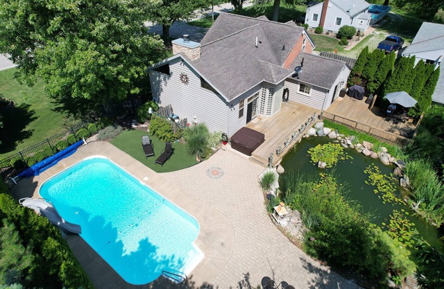 School House Getaway! 4BR with Large Pool & Hot Tub
