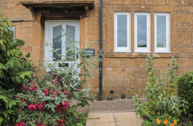 SCRAMBLES COTTAGE, pet friendly in Stoke-Sub-Hamdon, Somerset