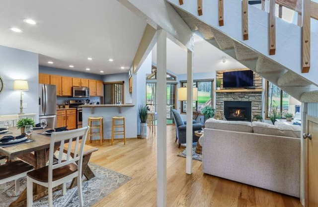 Screened-in Porch on 10th Fairway at Abbey Springs |Pools |Tennis/Racquetball |Clubhouse |Restaurant