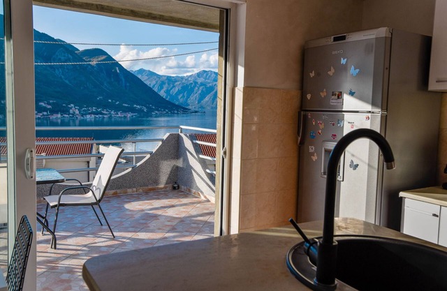 Sea and Nature View Flat w Balcony in Kotor