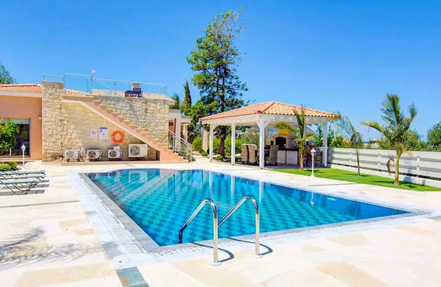 Sea Breeze Hideaway - Three Bedroom Villa, Sleeps 6