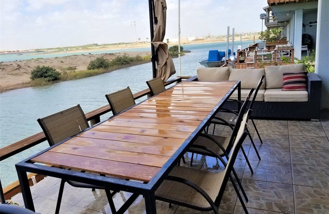 Sea Cottage with easy boat access. Near Space X