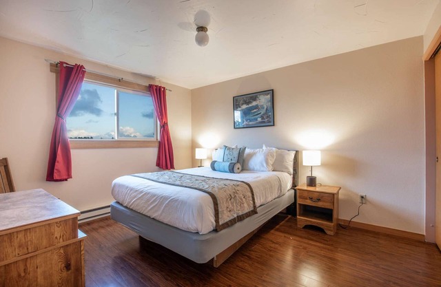 Sea Dreamer - 1 Bedroom Suite with 1 King and 1 Queen Bed at Wanderlust Inn, Pet Friendly