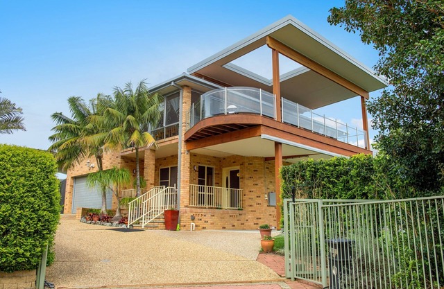 Sea-eagle sanctuary - views, pool, stroll to beach