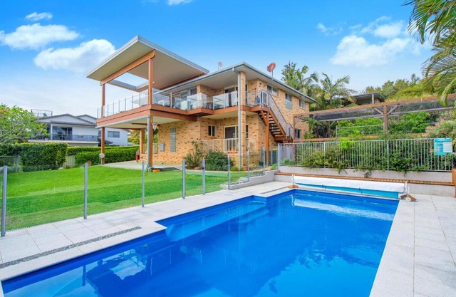 Sea-Eagle Sanctuary - views, pool, stroll to beach