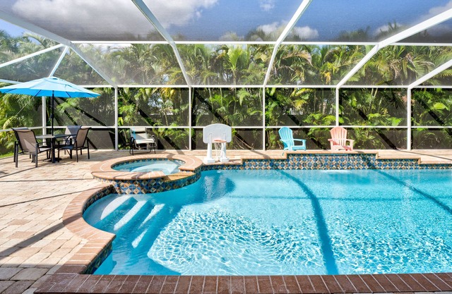 Sea La Vie 3/2 Pool & Jacuzzi Close to Downtown Fort Myers River District