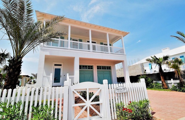 Sea La Vie New private waterfront home w/ dock. Beautiful views of the bay!
