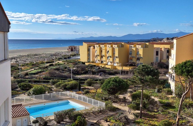 Sea/mountain/park view, direct beach access, parking, very quiet.