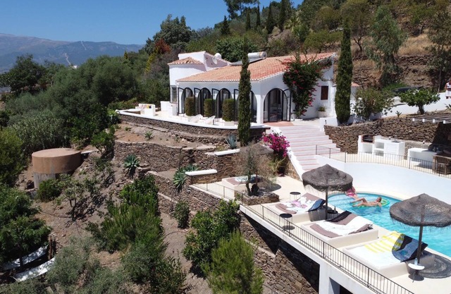 Sea & mountain views - 8 persons - private pool - air conditioning.