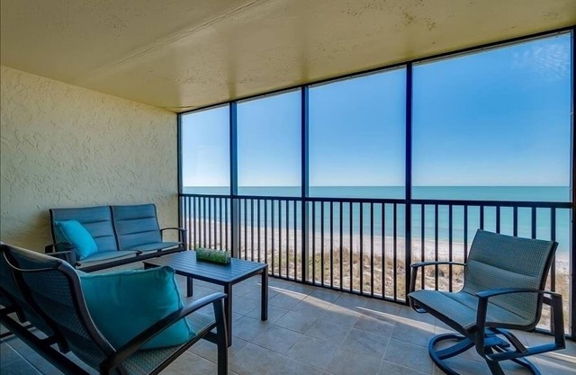 Sea Oats 215 2 Bedroom Home by RedAwning