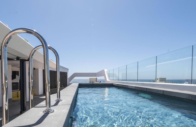 Sea Point Modern 2-Bed with Ocean & Mountain Views