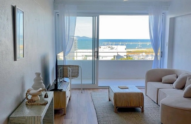 Sea Side apartment escape, overlooking the Strand.