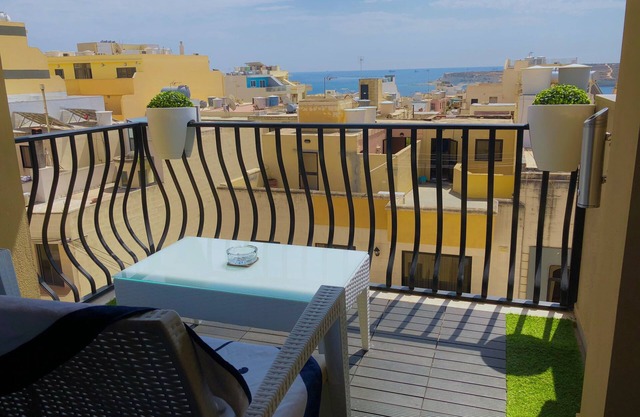 Sea View 2 Bed Apartment close to Beach