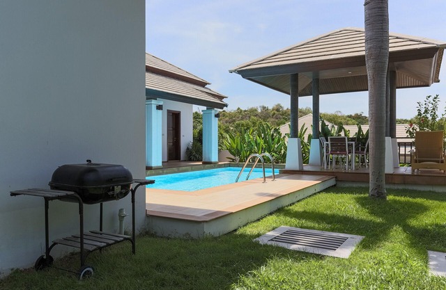 Sea view 2-BR villa with gym and tennis court