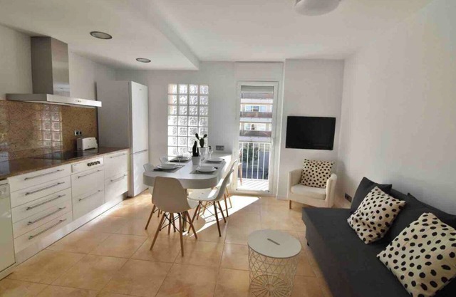 Sea view charming apartment with private parking. Enjoy it!