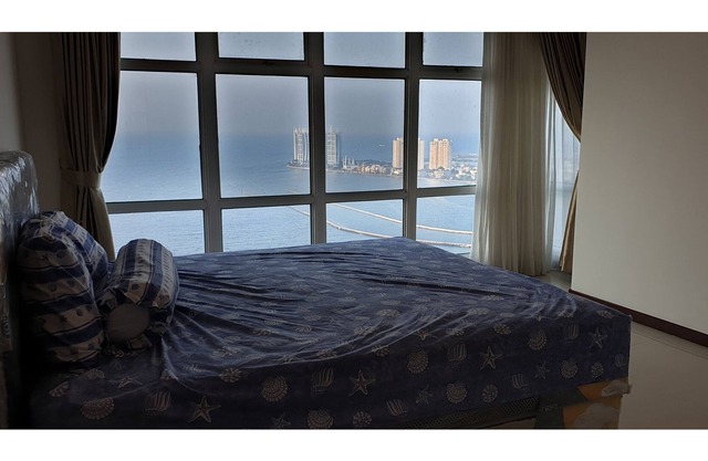 Sea view condominium with easy access