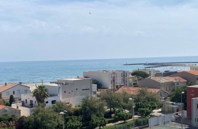 sea view studio 100 m from the beach with convenient free parking under building