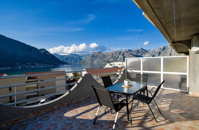 Sea View Vacation Flat w Balcony in Kotor