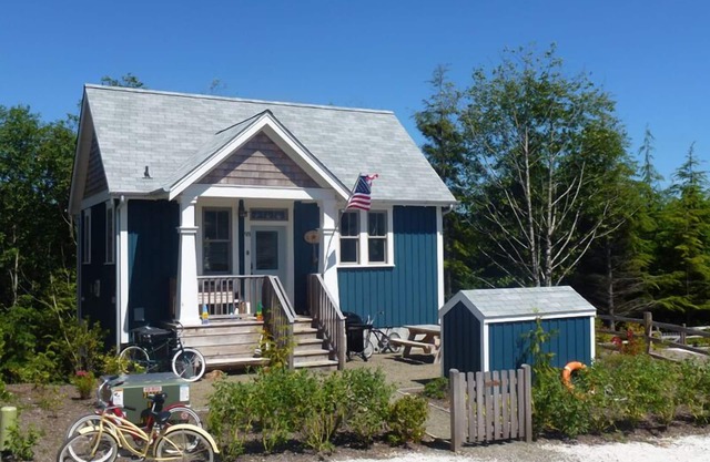 Seabrook's Flotsam House, a cozy home with a private hot tub!