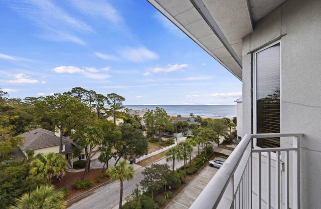 SeaCrest ~N Forest Beach Coligny OCEANVIEW~HUGE 1 bedroom sleeps 6, POOL!