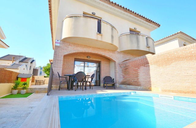 Seafront house with private pool and Wif