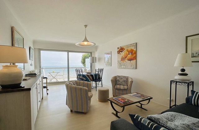 Seafront Apartment with Terrace, Parking, and Easy Access to Amenities - 4 Guests