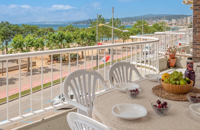 Seafront Apartment with Terrace, WiFi & Parking - Palamós