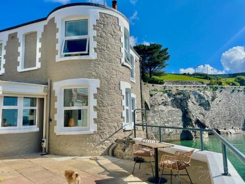 Seafront Cottage - Beach Access - Pet Friendly