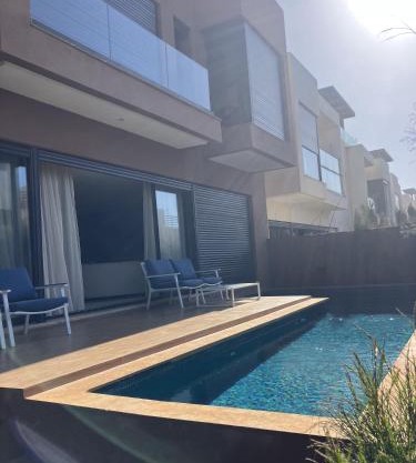 Seafront Luxury Villa with Amazing pool!