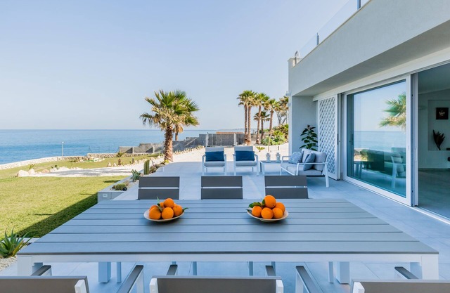 Seafront villa with jacuzzi and direct access to the sea