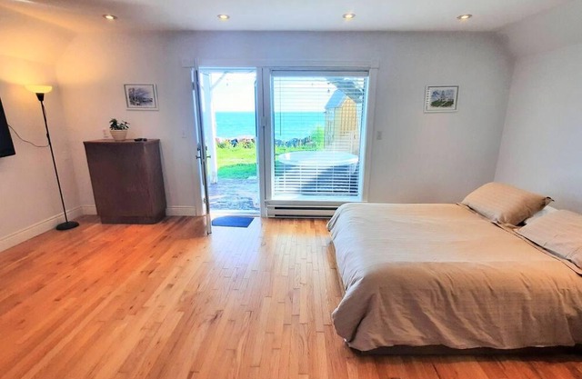 Seafront, year-round hot tub, 1-bedroom Studio