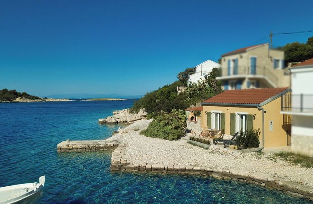 Seafronthouse "Nikša", on the beach, 2 km from Vis with 2 stand-up paddle boards