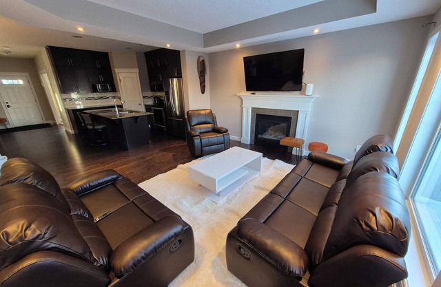 Sean Comfy Home Modern Escape in Edmonton – Near Northgate