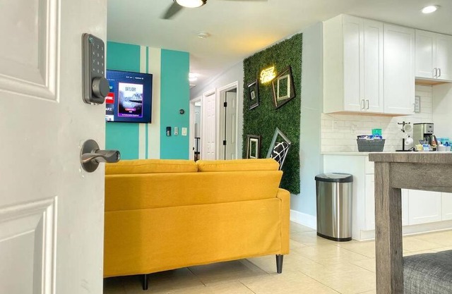 SEAPORT ECLECTIC VIBE W/KING BED MINS TO DOWNTOWN