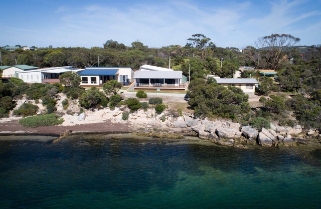 Seasalt - Stunning Property - Absolute Waterfront - Architecturally designed for casual living