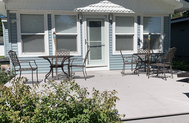 "SEASHELL" 4 Bedroom Home Steps from Lake Erie Sleeps 13