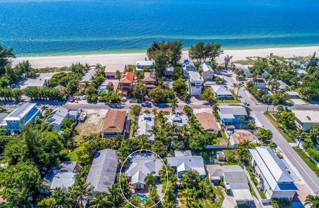 Seashell Shack! Fall rate drop! 1 block to beach!