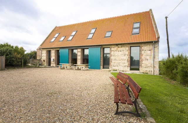 Seaside 17th century barn 12 pers