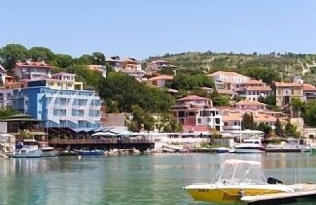 Seaside Apartment with Shared Pool, BBQ Area and Sea View